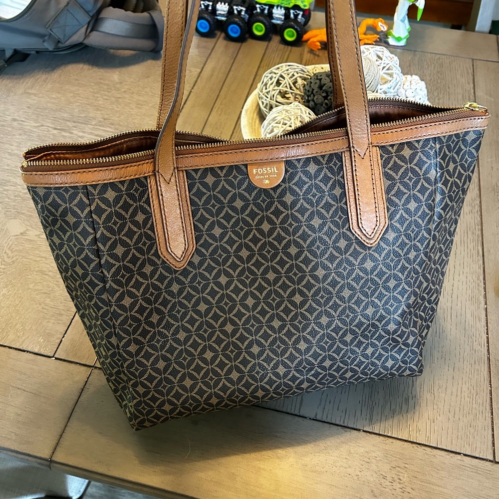 Fossil tote bag